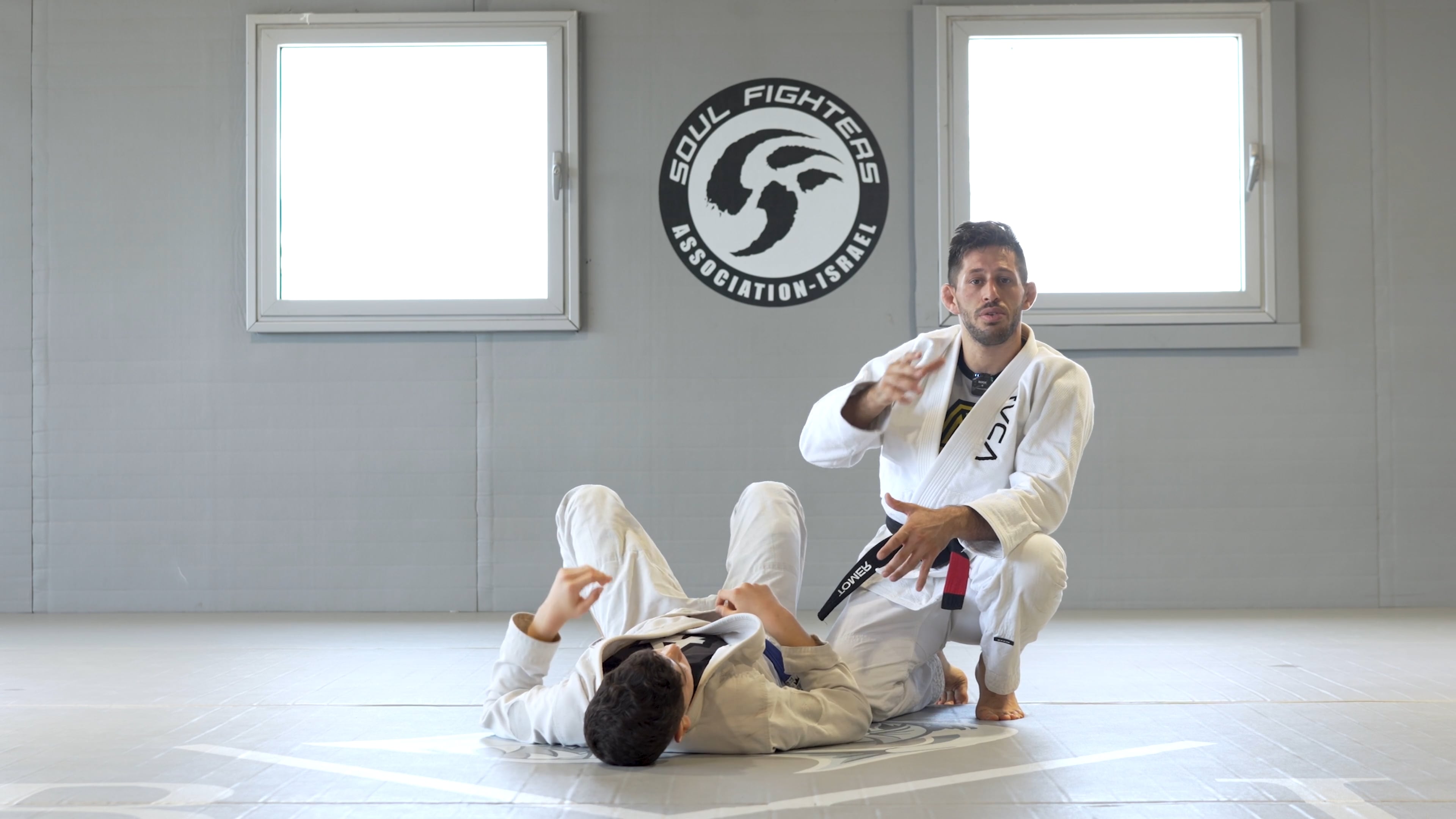 Cross grip variation when opponent frames