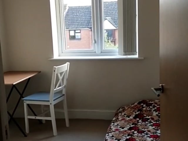 Spacious single room to rent in family house Main Photo