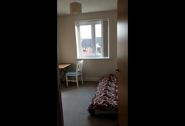 Spacious single room to rent in family house Main Photo