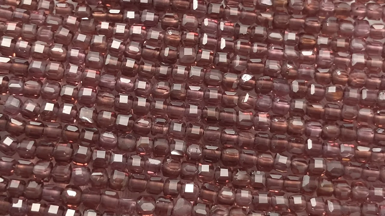ガーネット キューブカット2×2×2mm 1連｜天然石ビーズの卸問屋・通販