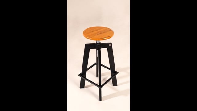 Banqueta Industrial Giratória - Feita em aço e madeira muiracatiara