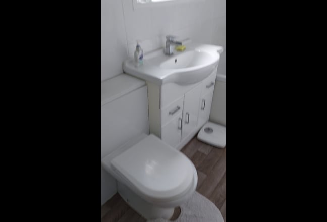 A large room with own adjoining bathroom Main Photo