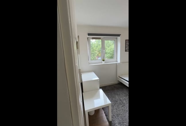 Big nice clean furnished white bright  room Main Photo