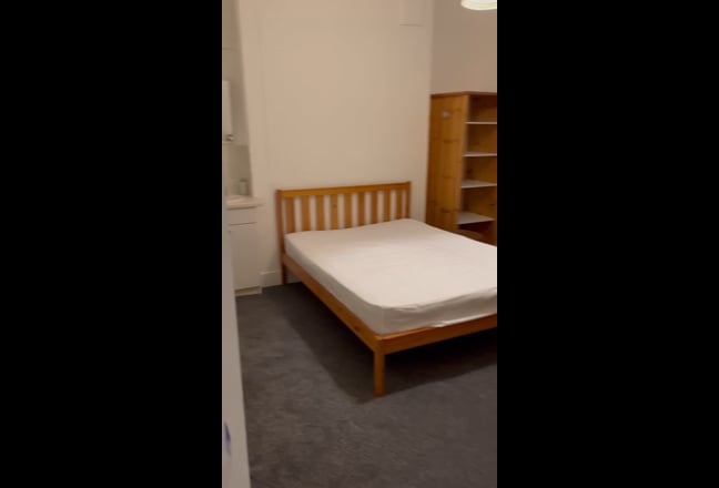 1 large light double room in spacious property  Main Photo