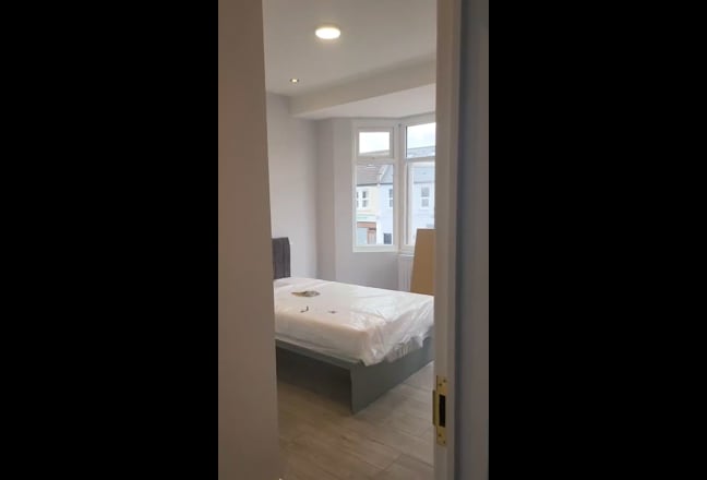 Newly refurbished 6 bed house in Raynes Park Main Photo