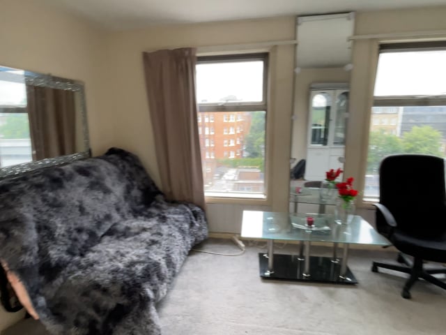 Great value WHOLE 1 bed next ti Earls Court Stn Main Photo