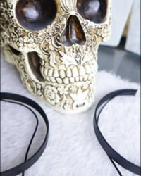 Video: Choker with Stone and Skull