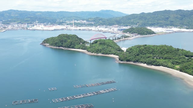 赤い笠戸島大橋と工場地帯（山口県下松市笠戸島）のサムネイル画像