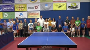 Persones grans practiquen el tennis taula per exercitar-se i combatre la solitud