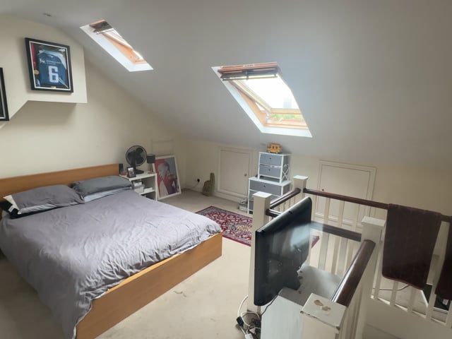 Large Bedroom Tooting in 4 Bed Victorian house.  Main Photo