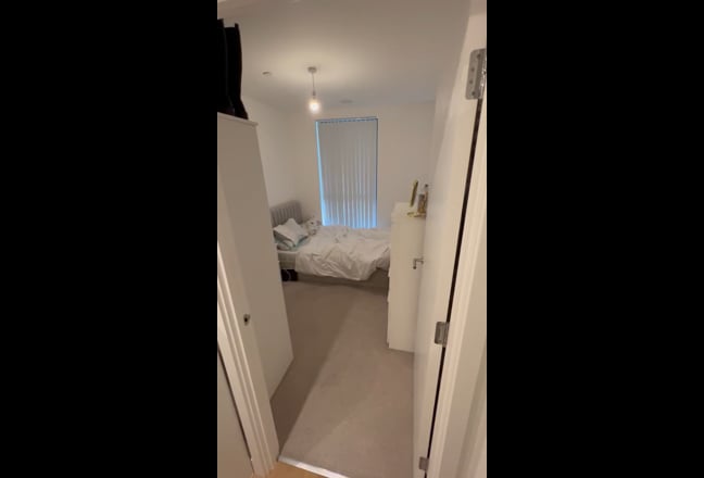 Double room available in 2 bed Hendon flat  Main Photo