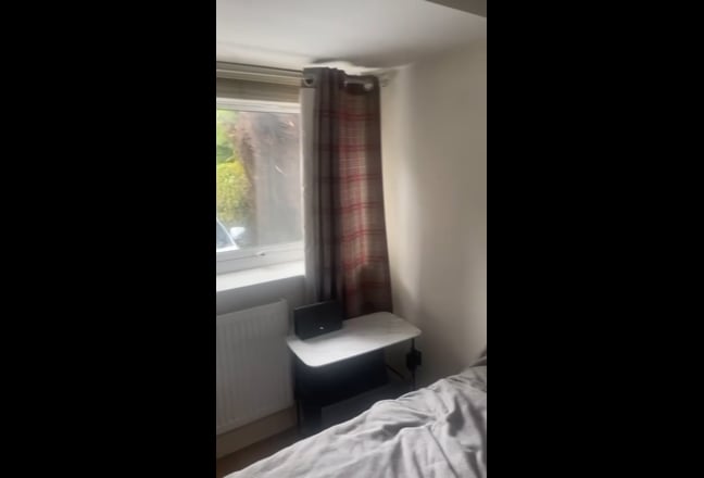 En-suite double room Egham Town Centre Main Photo
