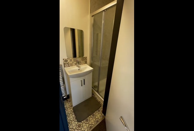 ** LARGE Luxury En Suite - All Bills Included! Main Photo