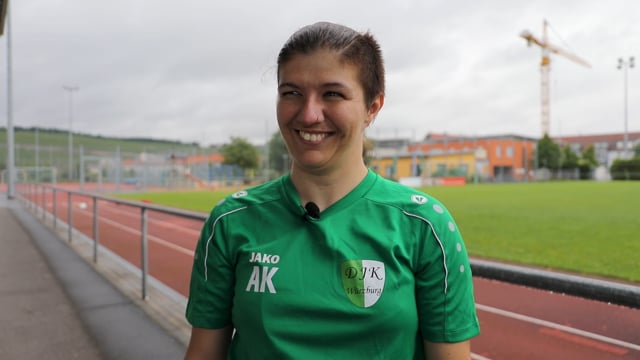 Die kickende Pfarrerin