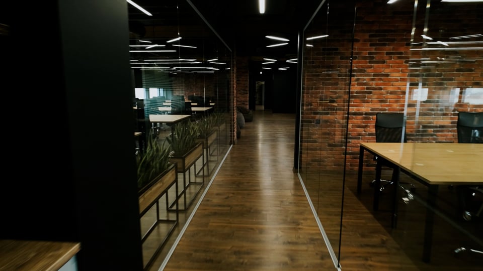 Video afspelen "Kantoor | Indoor drone video"