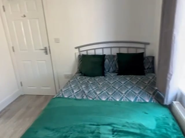 Single Ensuite Bedroom! LU1! ✈️😍 Main Photo