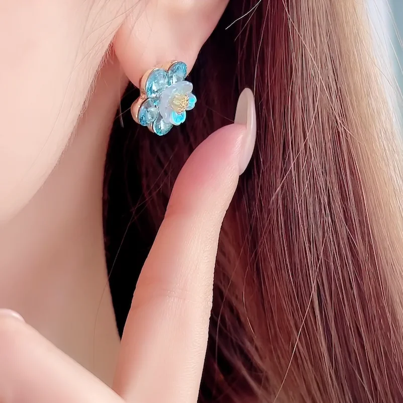 ポメころび＊ブルーフローライトカービング&ハニークォーツ＊フープイヤリング Brilliant Aurora 2Flowerピアス&イヤリング/Blue | KTY