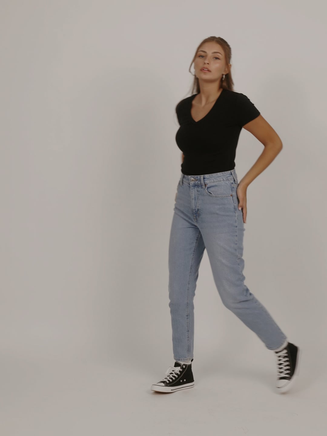 חולצה קצרה צמודה צווארון וי לנערות