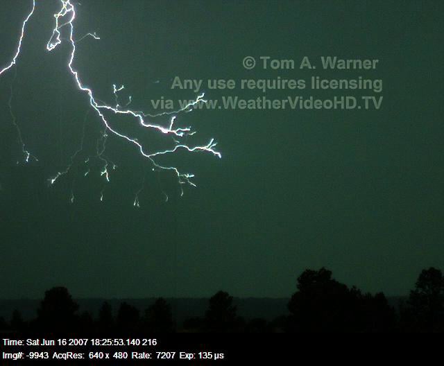 Jaw-Dropping Slow Motion Footage of Lightning Shot at 7,207 FPS | PetaPixel