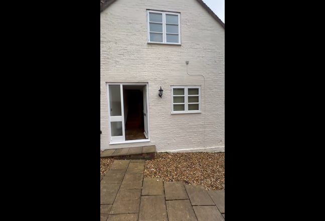 Luxury 2 Beds Cottage Shifnal Town Center Parking. Main Photo