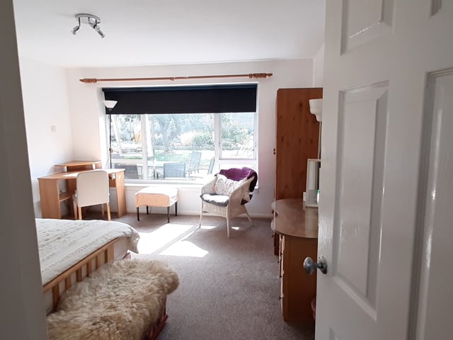 Large double room in quiet road Main Photo