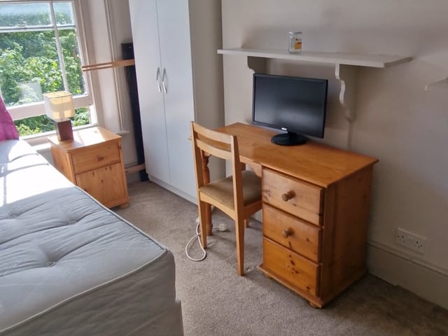 Room in top floor flat in Richmond Upon Thames Main Photo