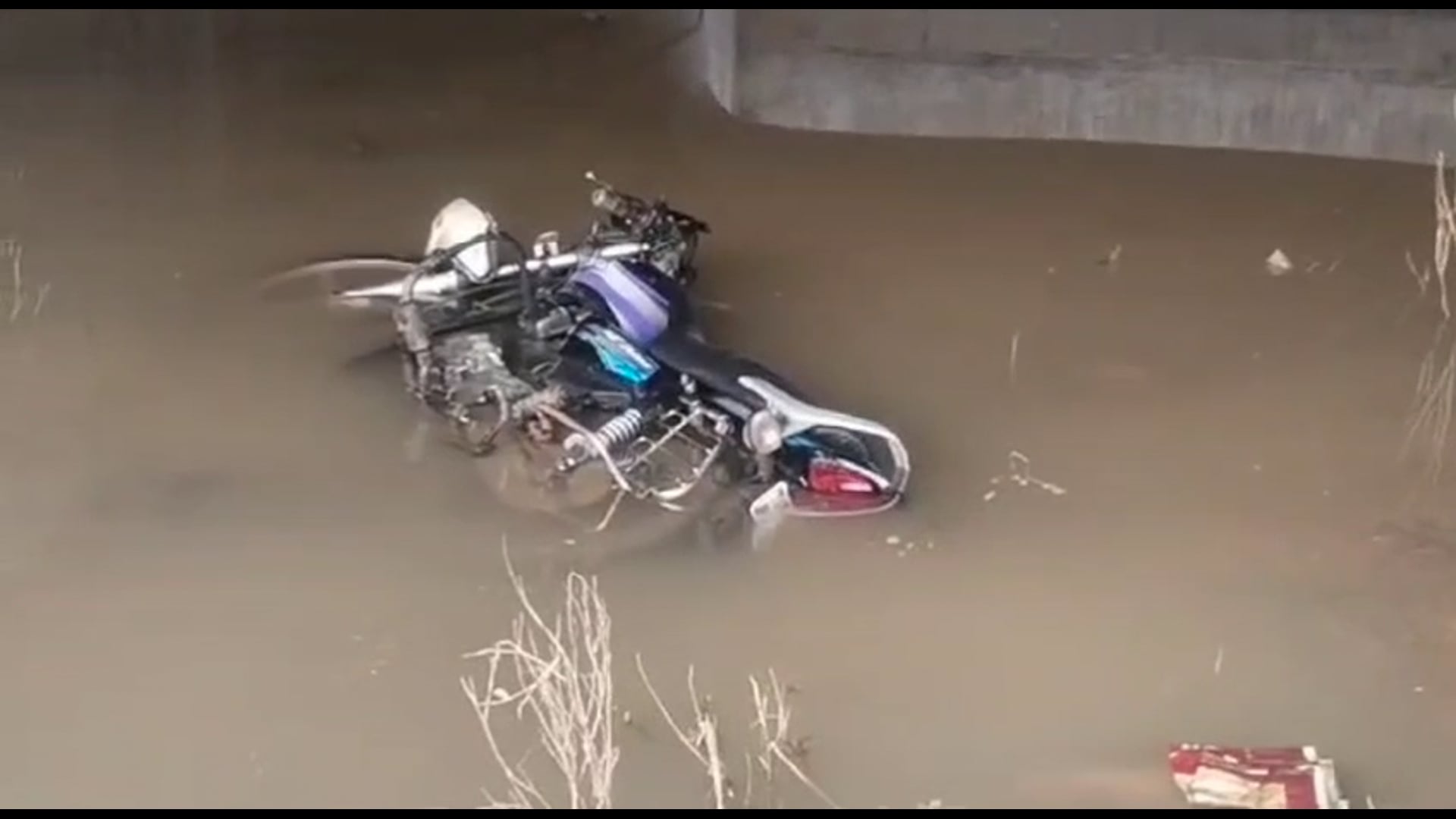 गहनौली मोड़ थाना पुलिस को मिली लावारिस मोटर साईकिल थाने पर किया खड़ा 