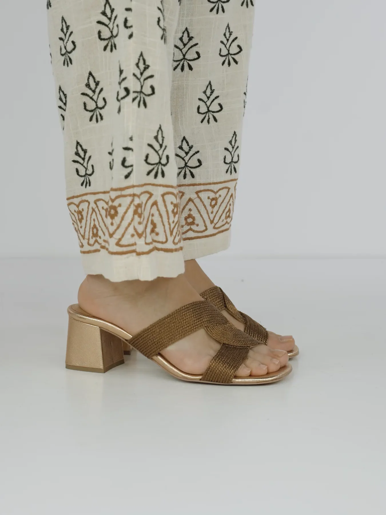 Easy Spirit Ciabatte da viaggio da donna, Bianco-fioritura-multi, 39 EU