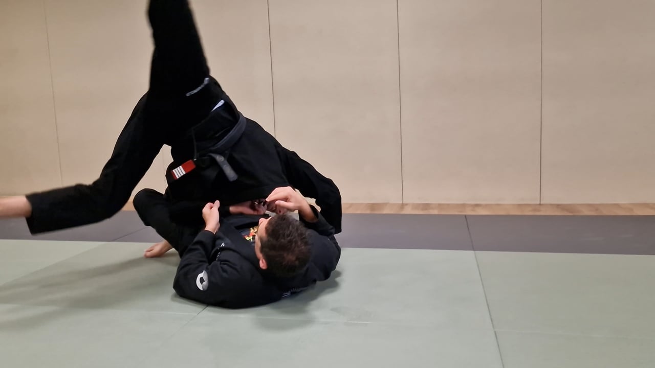 Défense d'omoplata en passant par dessus l'adversaire