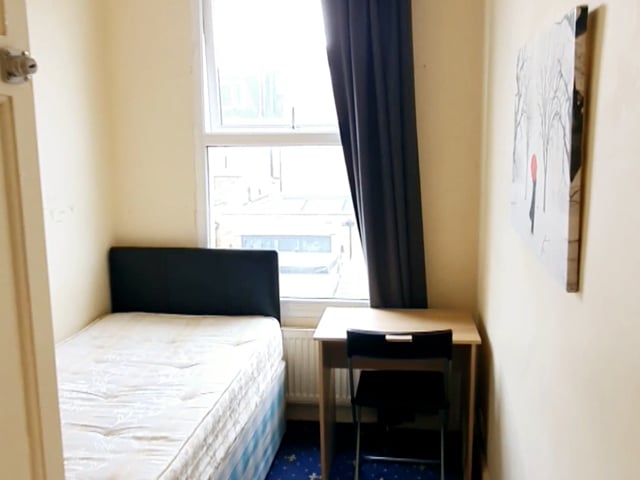 Furnished Quiet Room off High Street Garden View Main Photo