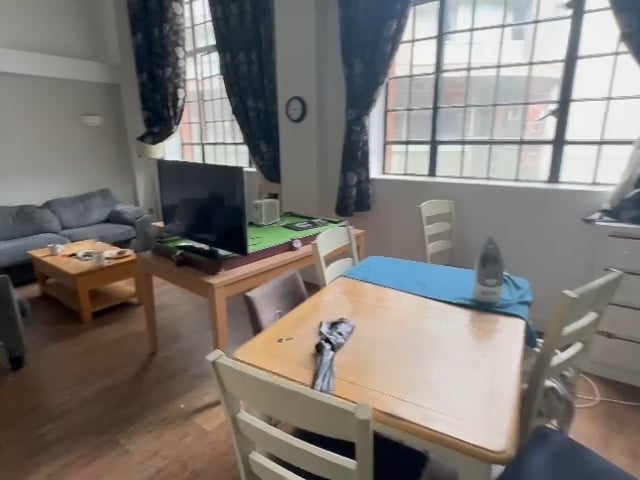 1 room in a Spacious 3-Bedroom flat in City Centre Main Photo