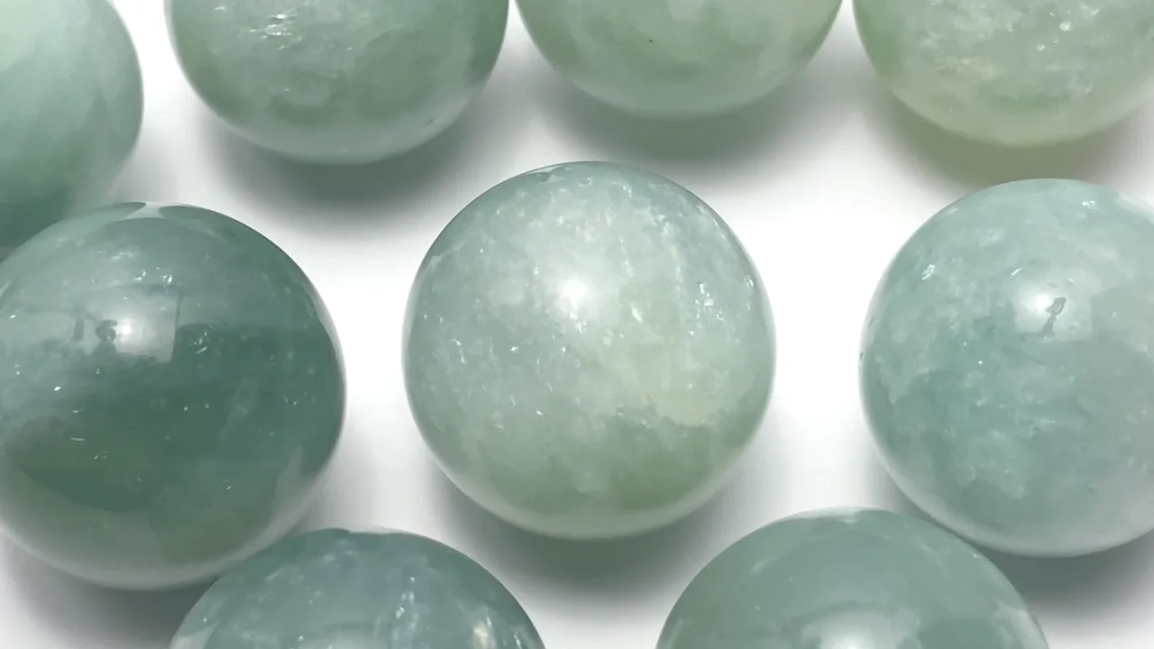 動画】ミントグリーンマイカAA++ スフィア・ラウンド20mm 1個 - 天然石