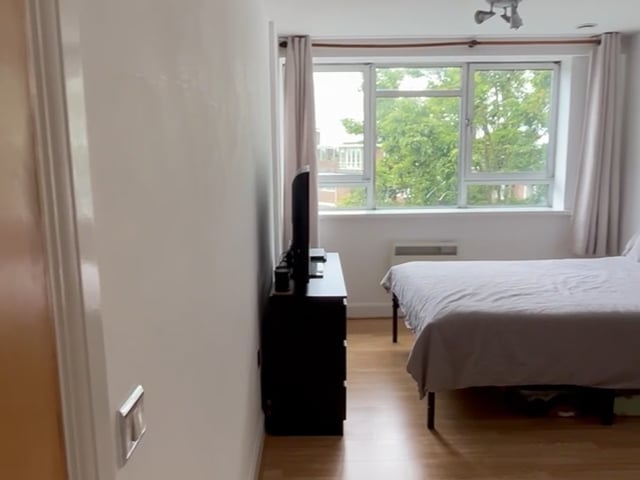 Large double room with en-suite and parking Main Photo