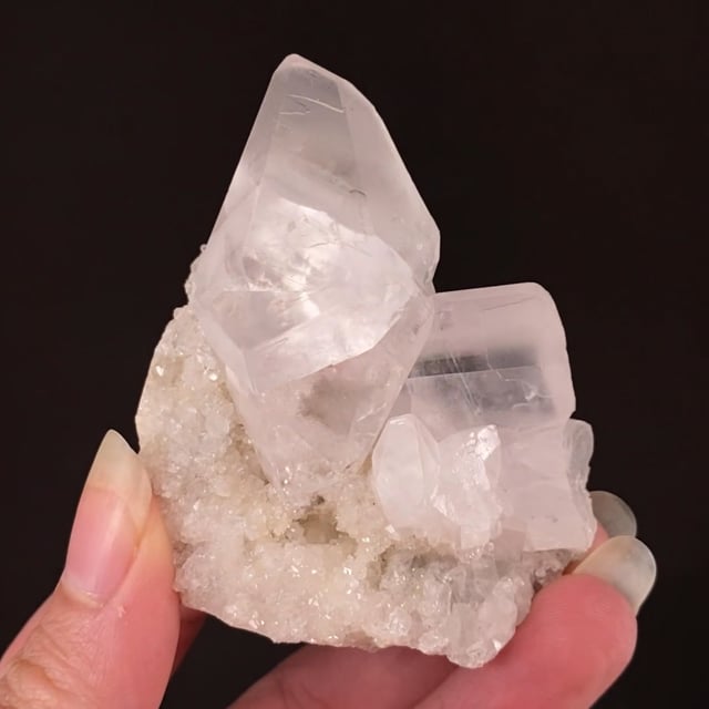 Calcite (Manganese-bearing) (fine twinned crystal) (fluorescent)