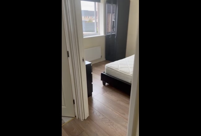 Single Bed Room Furnished in a Clean 5 Bed Home  Main Photo