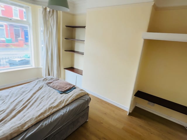 Walking distance to UoM-Spacious and Bright room Main Photo