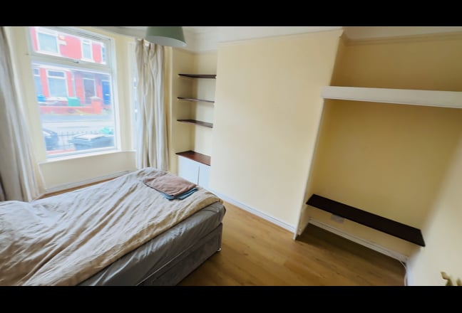 Walking distance to UoM-Spacious and Bright room Main Photo