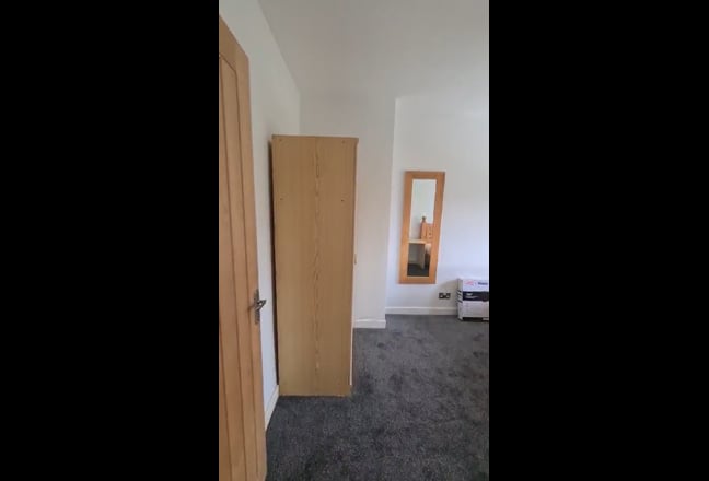 Newly refurbished double room. Netflix included!  Main Photo