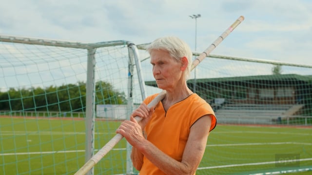 Turnen bis zur Urne: 73-jährige Stabhochspringerin