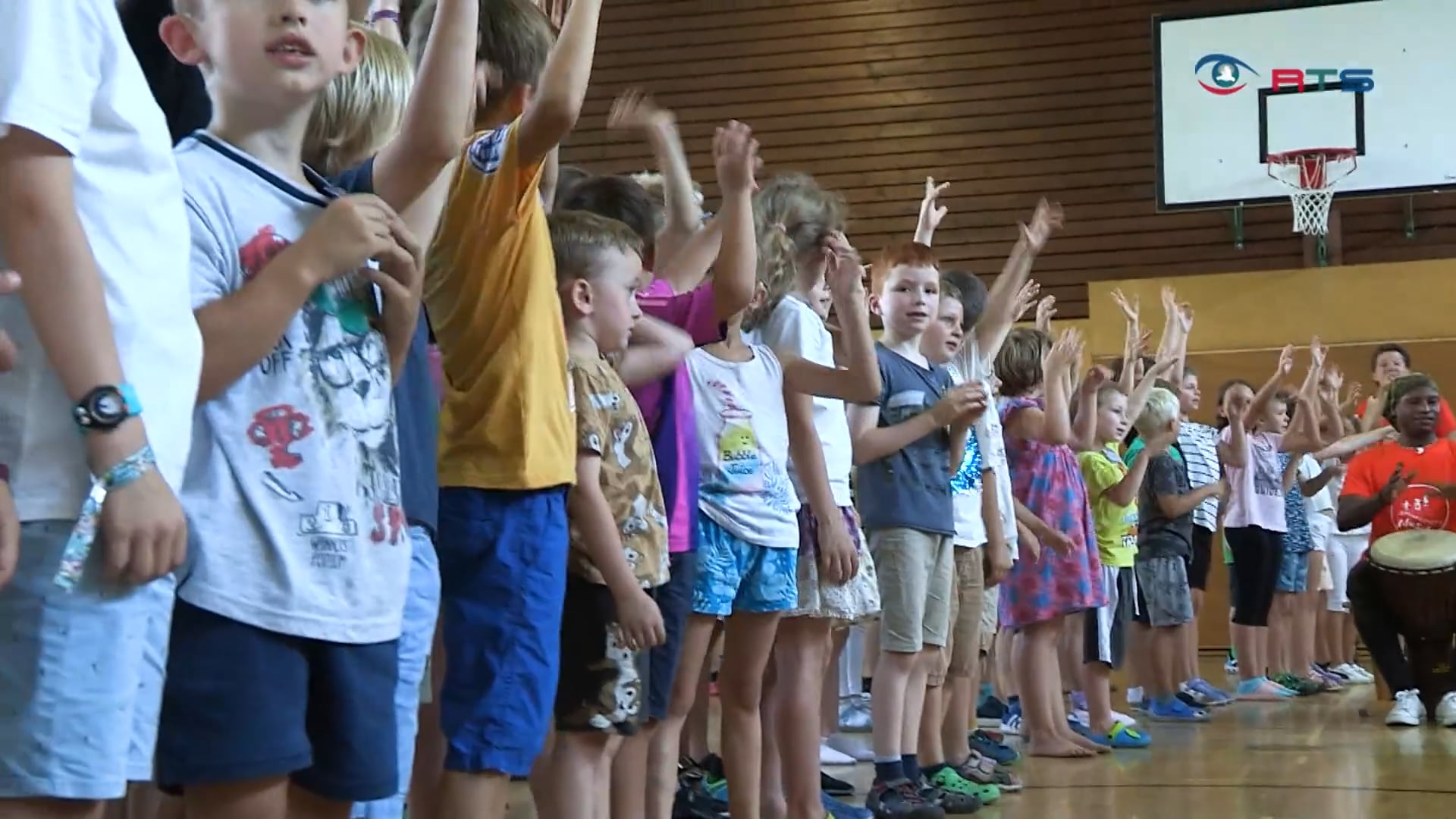 singen-tanzen-musizieren-projektwoche-sprungbrett-musik-begeistert-130-kinder