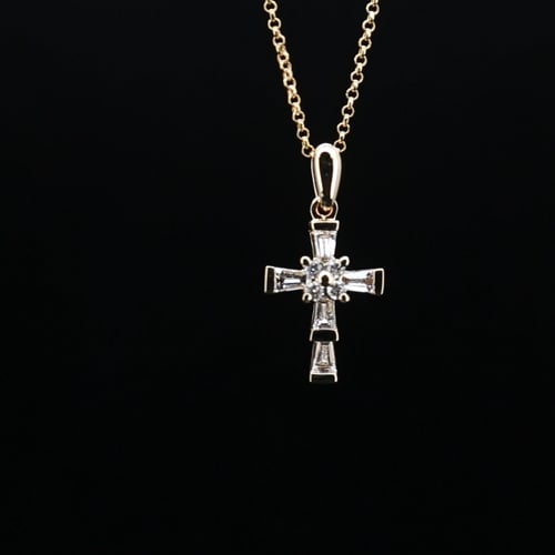 Video: Cross Diamond Pendant Neckalce