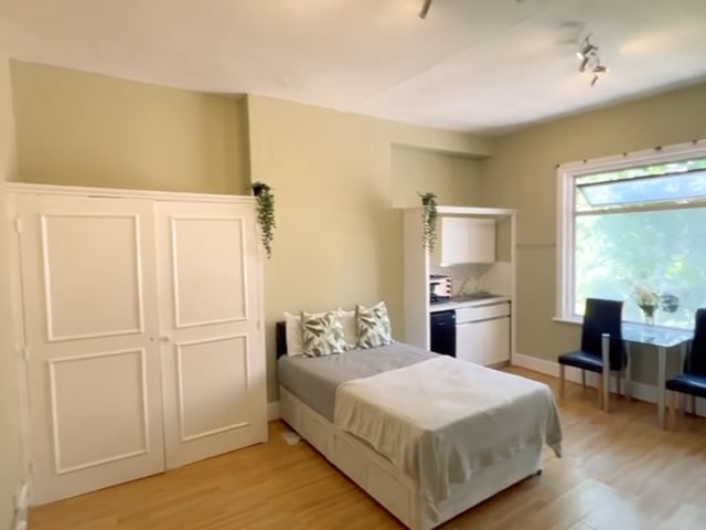 Single Bedsit Available in Chiswick Main Photo