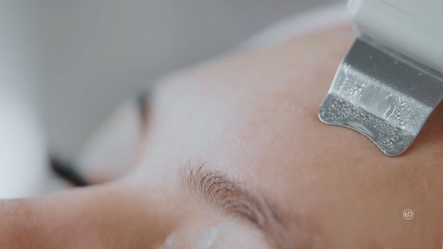 Eye Designer, Ultrasons, Nettoyage en profondeur, Resserrement de la peau, Stimulation du collagène, Non invasif, Affinage des pores, Exfoliation, Anti-âge, Réduction des rides, Rajeunissement de la peau, soins du visage par ultrasons