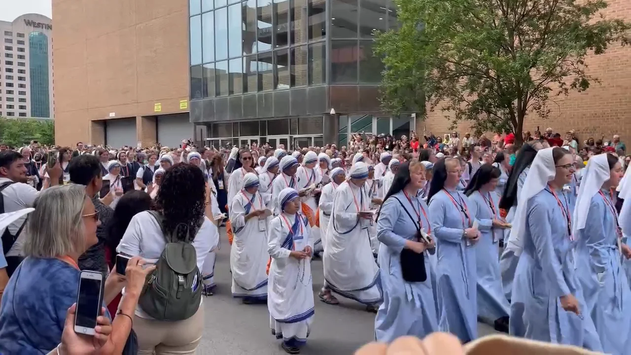 The Missionaries of Charity & The Sisters of Life in the Eucharistic ...