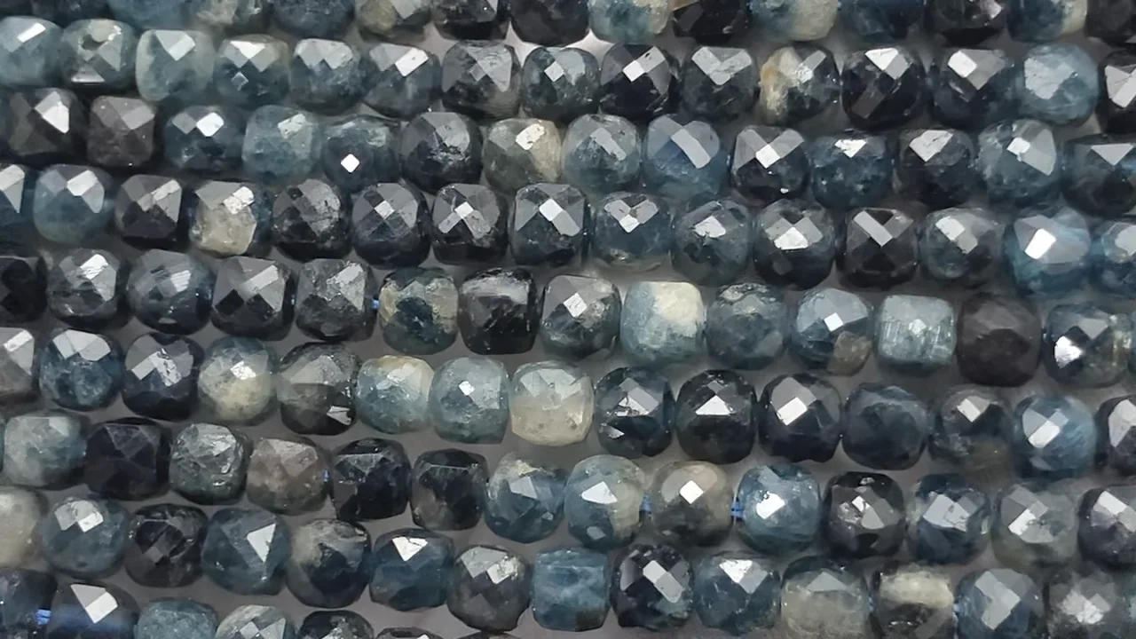 インディゴライトトルマリン キューブカット4×4×4mm 1連｜天然石ビーズ