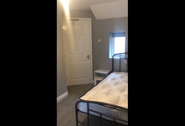 Double room - excellent condition central location Main Photo