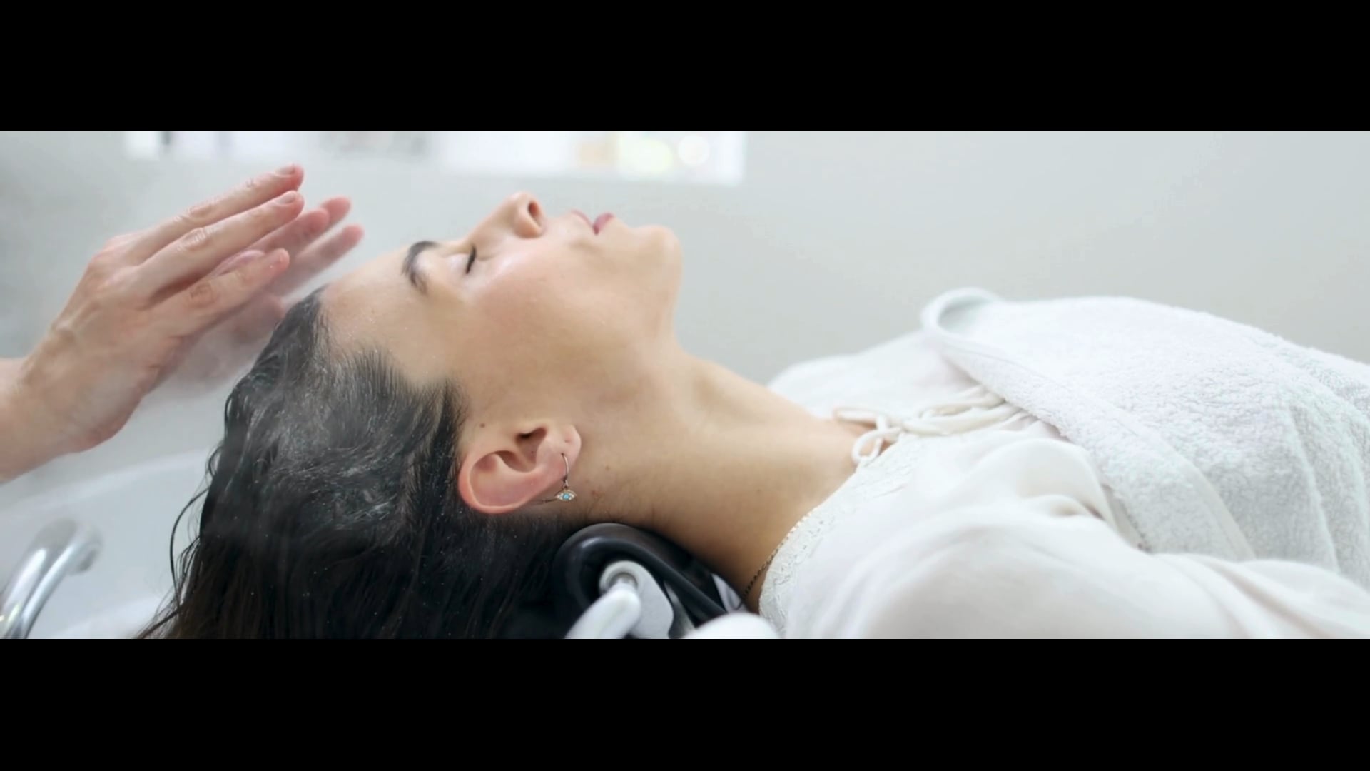 relax-and-rejuvenate-with-deep-tissue-massage-at-lotus-day-spa-salon