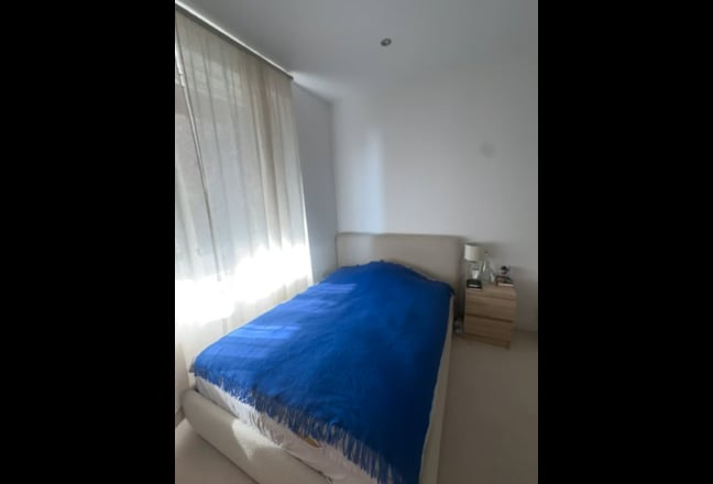 Spacious & Bright Ensuite  Main Photo