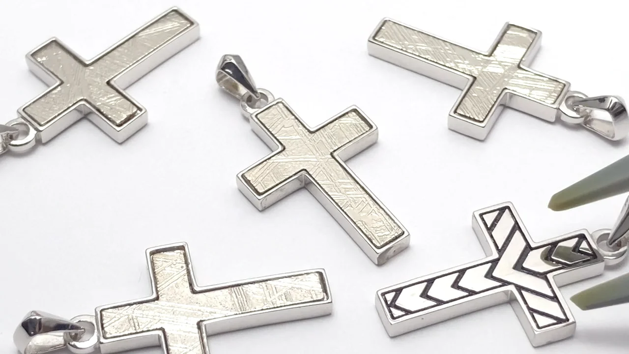 メテオライト（ムオニナルスタ隕石 産地・スウェーデン） クロス