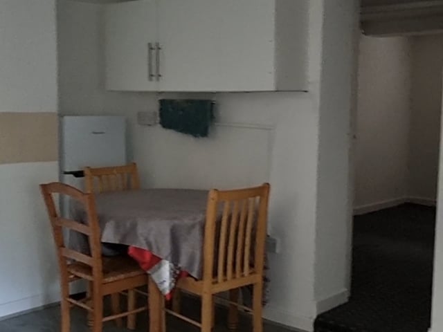 Quite Clean Double Room in Shared Basement Flat . Main Photo